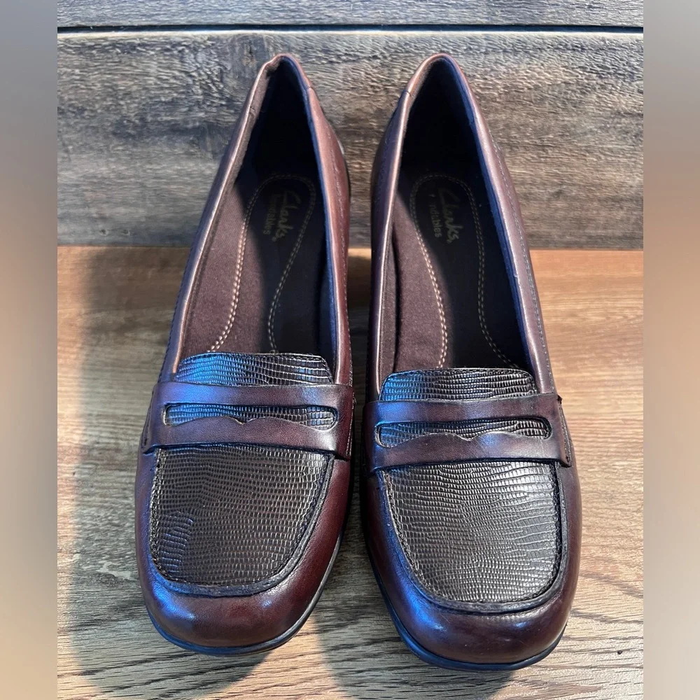 Clarks Bendables Leather Penny Loafer Heels‎ Dark Brown Textured Loafers